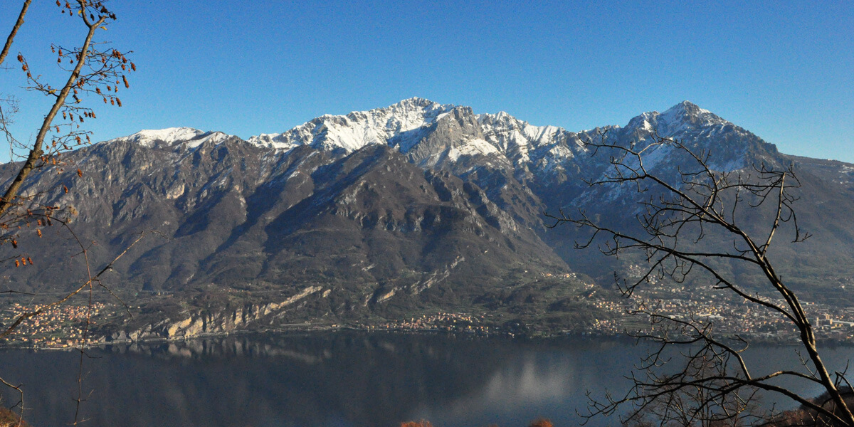 Splendida vista lago e montagna dal parco avventura