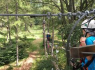 Ragazzi dell'oratorio su ponte tibetano