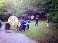 Bambini dell'oratorio che tirano con l'arco