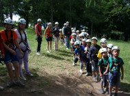 Bambini di scuola primaria in gita al parco avventura